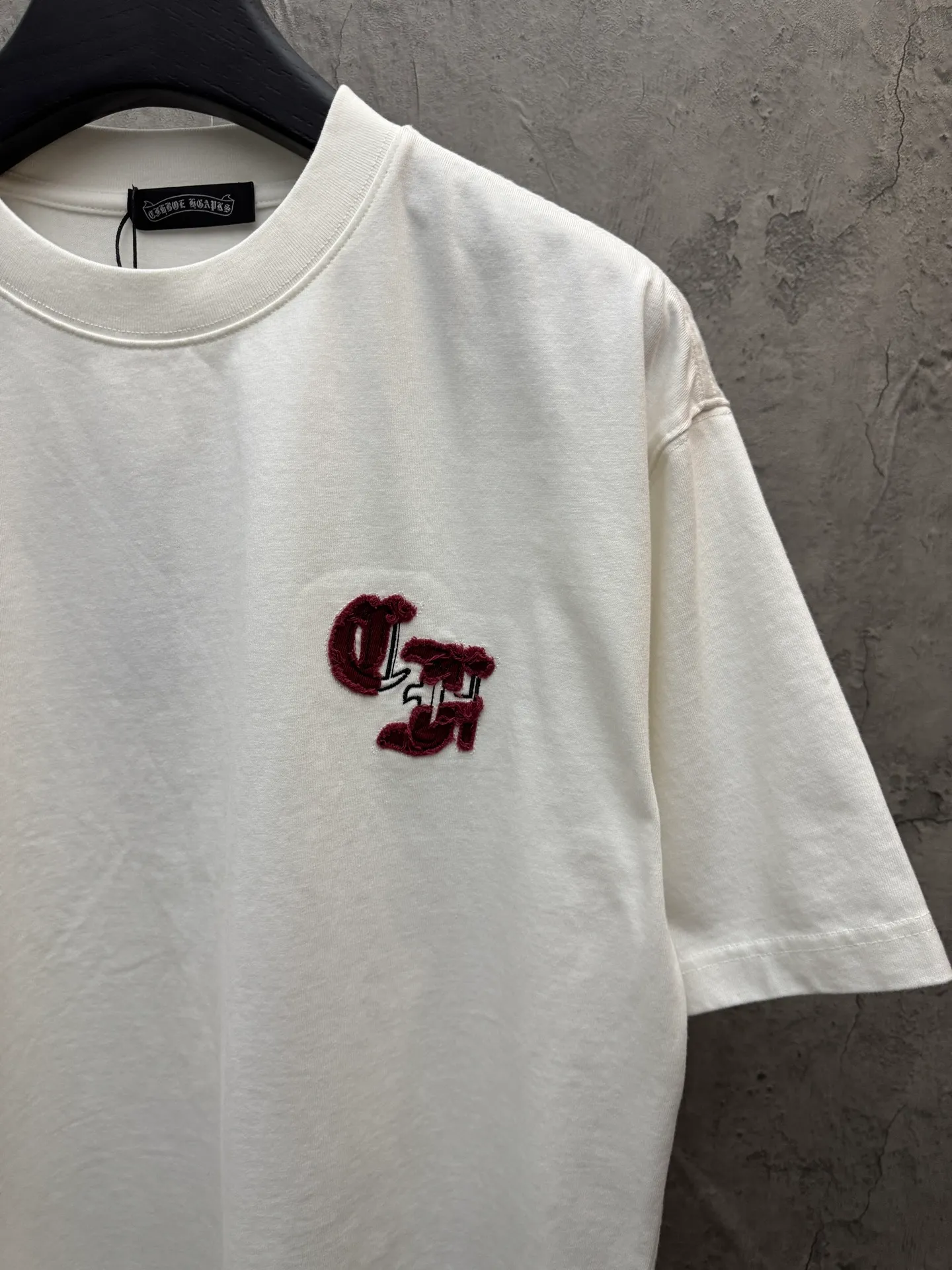 P180 top version, real shot without P, ​​different from market currency) 𝗖𝗵𝗿𝗼𝗺𝗲 𝗛𝗲𝗮𝗿𝘁𝘀/Croxin 2026 spring new original single counter American laser burnt patch embroidered couple short sleeves 👑The highest version! Customized fabric 300 grams, best-selling model at the counter, very comfortable to wear. Accessories: original molded and authenticated collar label ➕ 100% silk wash water label. Genuine purchase-grade original hangtag➕matching hanging rope➕3D hanging beads➕original packaging bag. Craftsmanship: The original version has consistent wiring! The highest version of the armhole matching technique! Color: White Black Size: S M L XL Style No.: 26-2025